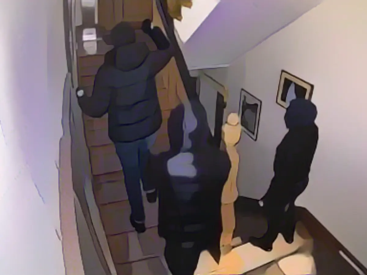 Three burglars filmed in the act