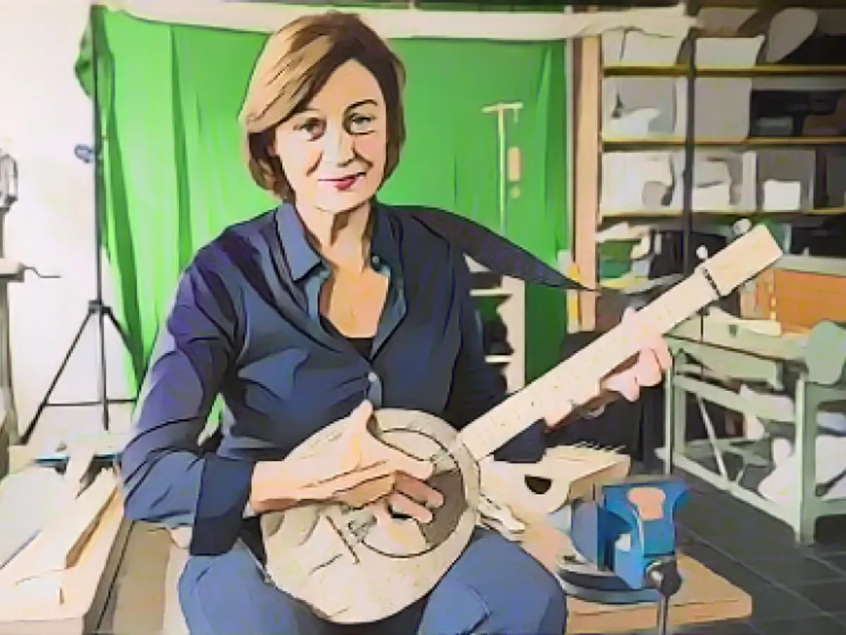 Children play their first guitar at Maischberger