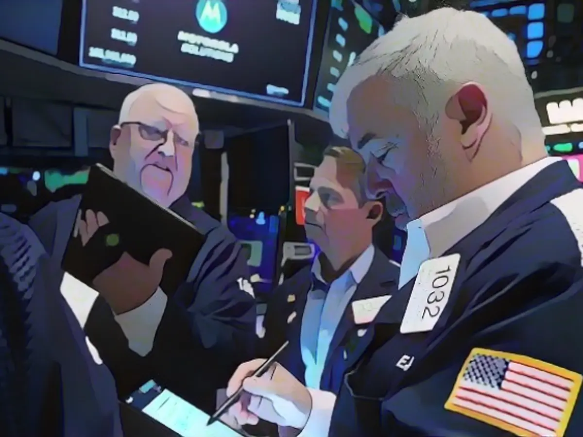 Wall Street closes with moderate losses