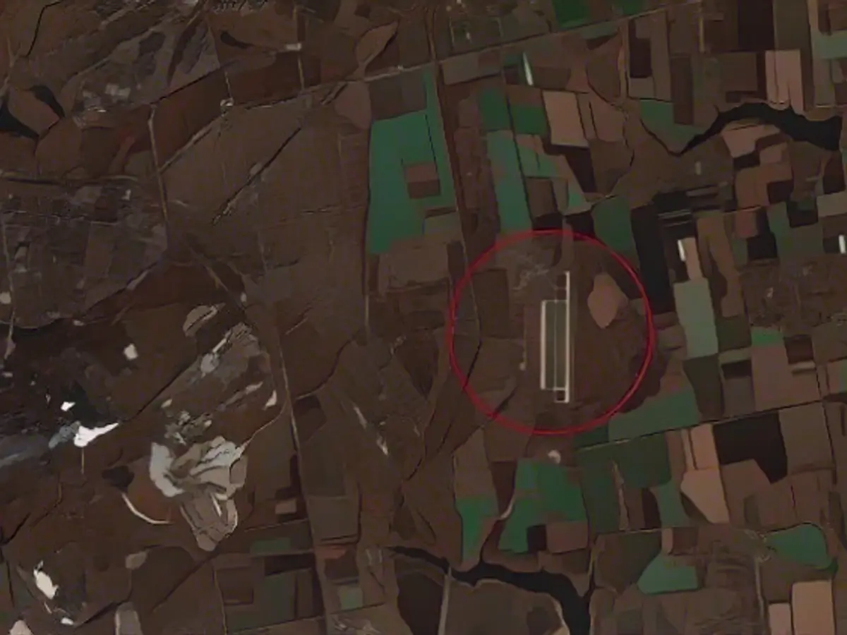 Russians fall for Ukrainian airplane dummy