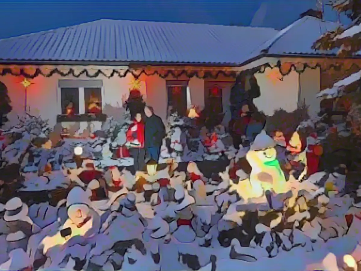 Christmas houses shine - hundreds of figures in the garden