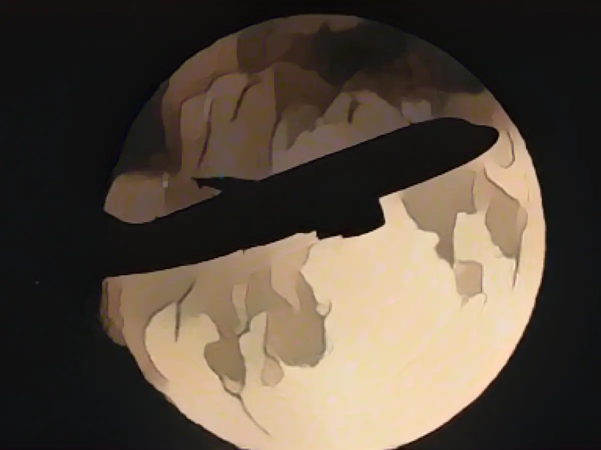 Putin hands over airport to Russian administration