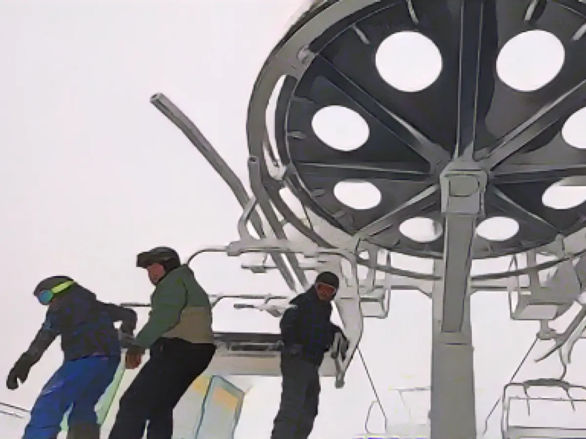 Ski lift start: snowboarders and co. on the move