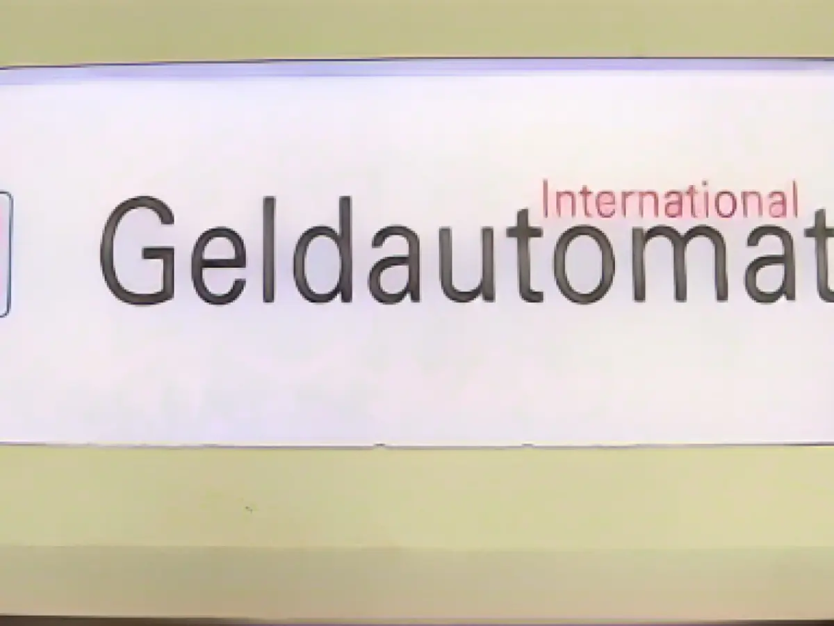 Police test earthquake measuring devices: automatic sprinklers