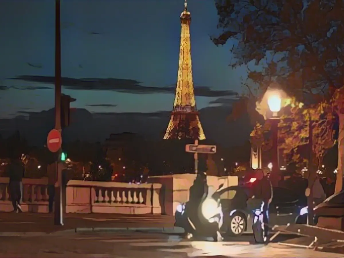 Knife attacker kills German tourist in Paris