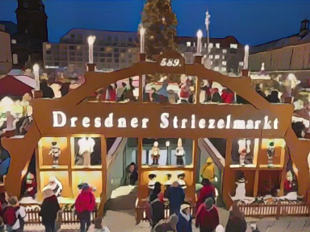 Dresden Striezelmarkt opens