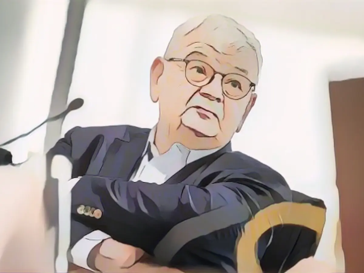 Joschka Fischer: EU should possess nuclear weapons