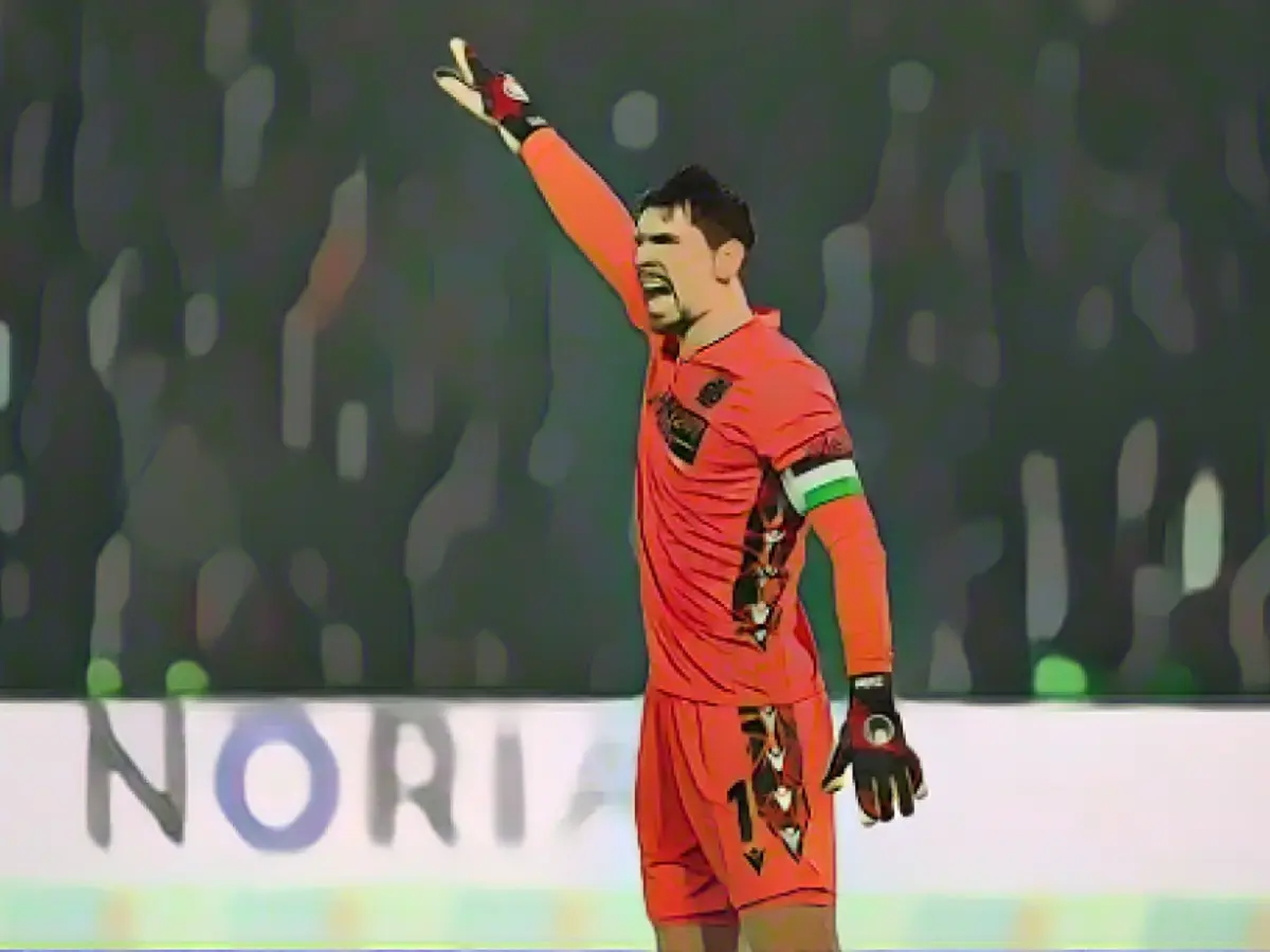 Zieler catches up with 96 legend Siemensmeyer