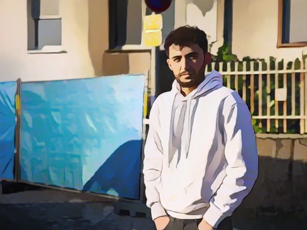 He stands guard so that nothing is plundered