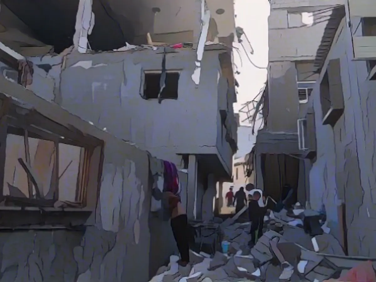 Eyewitnesses: Israeli ground troops in southern Gaza