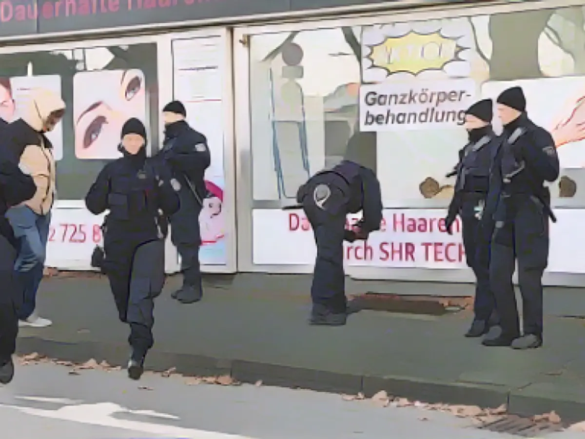 Large-scale police operation due to knife attack