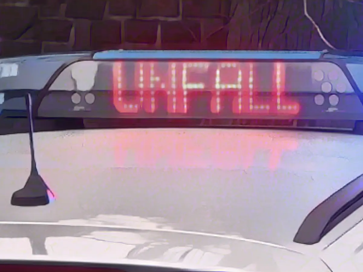 Car crashes into tree: three-year-old child injured