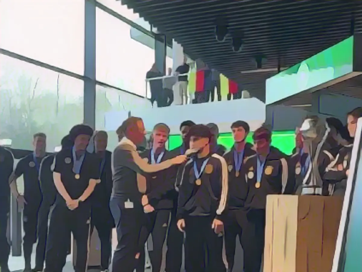 The U17 heroes are welcomed here at the DFB