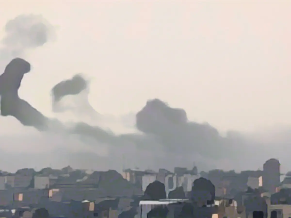 Eyewitnesses: Dozens of Israeli tanks advance into southern Gaza Strip