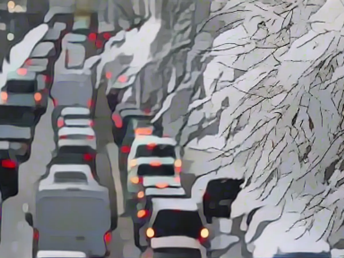 Weather remains uncomfortable: slippery roads and rail problems