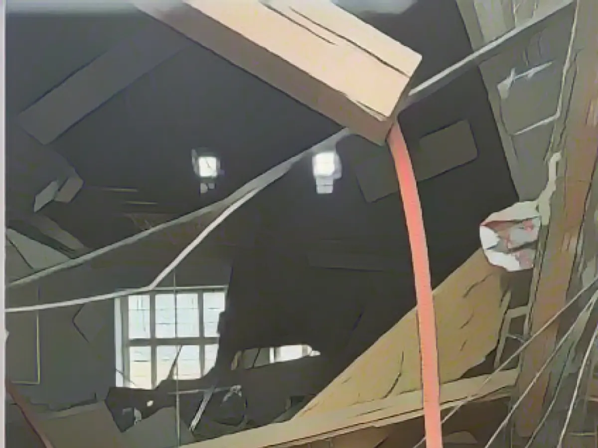 Lecture hall ceiling at the University of Marburg collapses