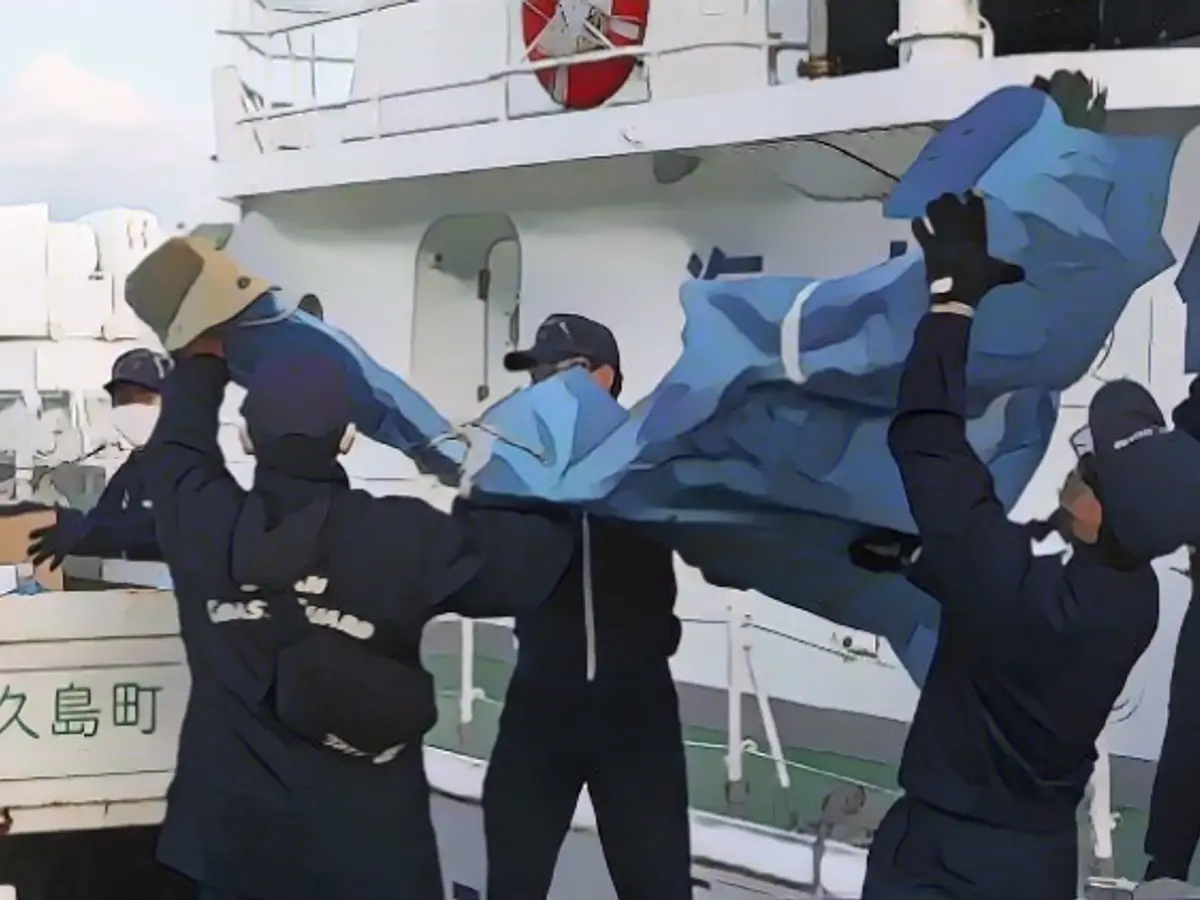 US military plane crashes - five bodies found