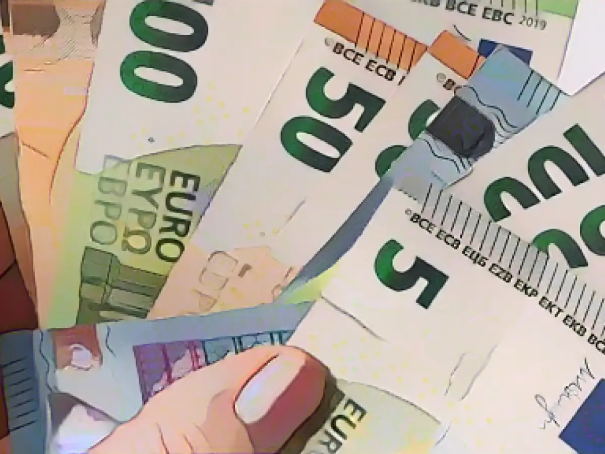 100,000 euros in cash discovered in luggage