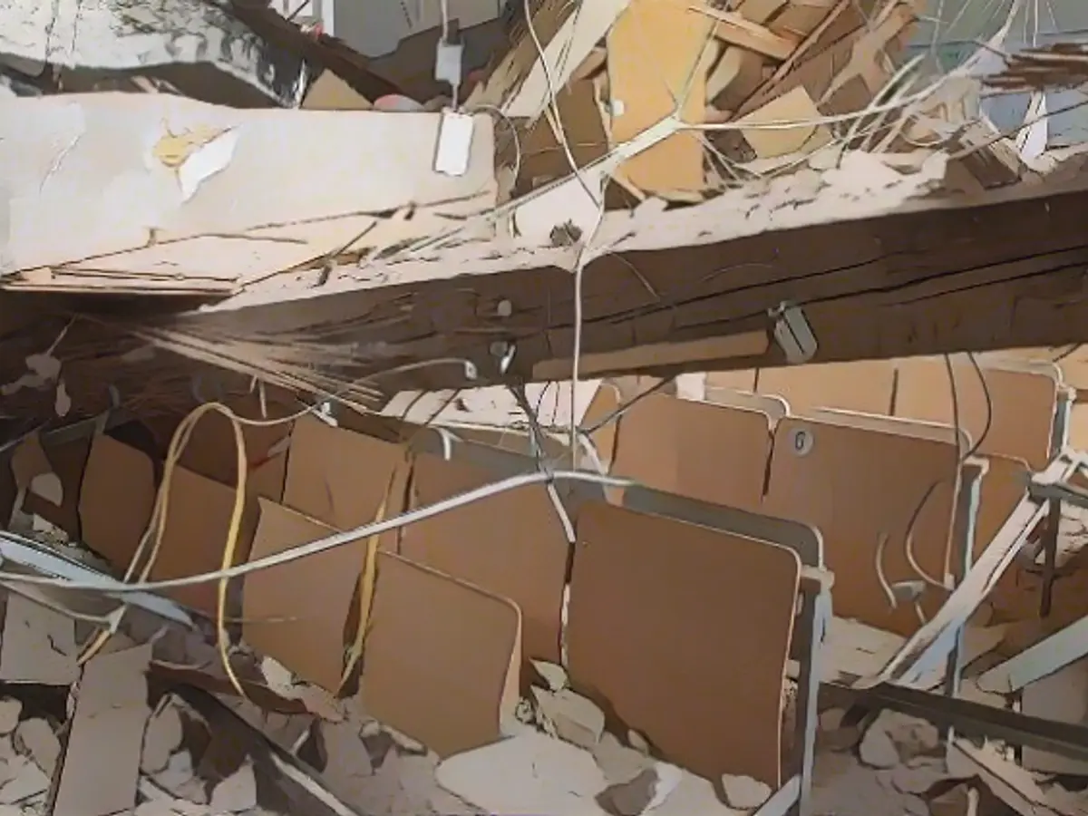 Lecture hall ceiling collapses at Marburg University