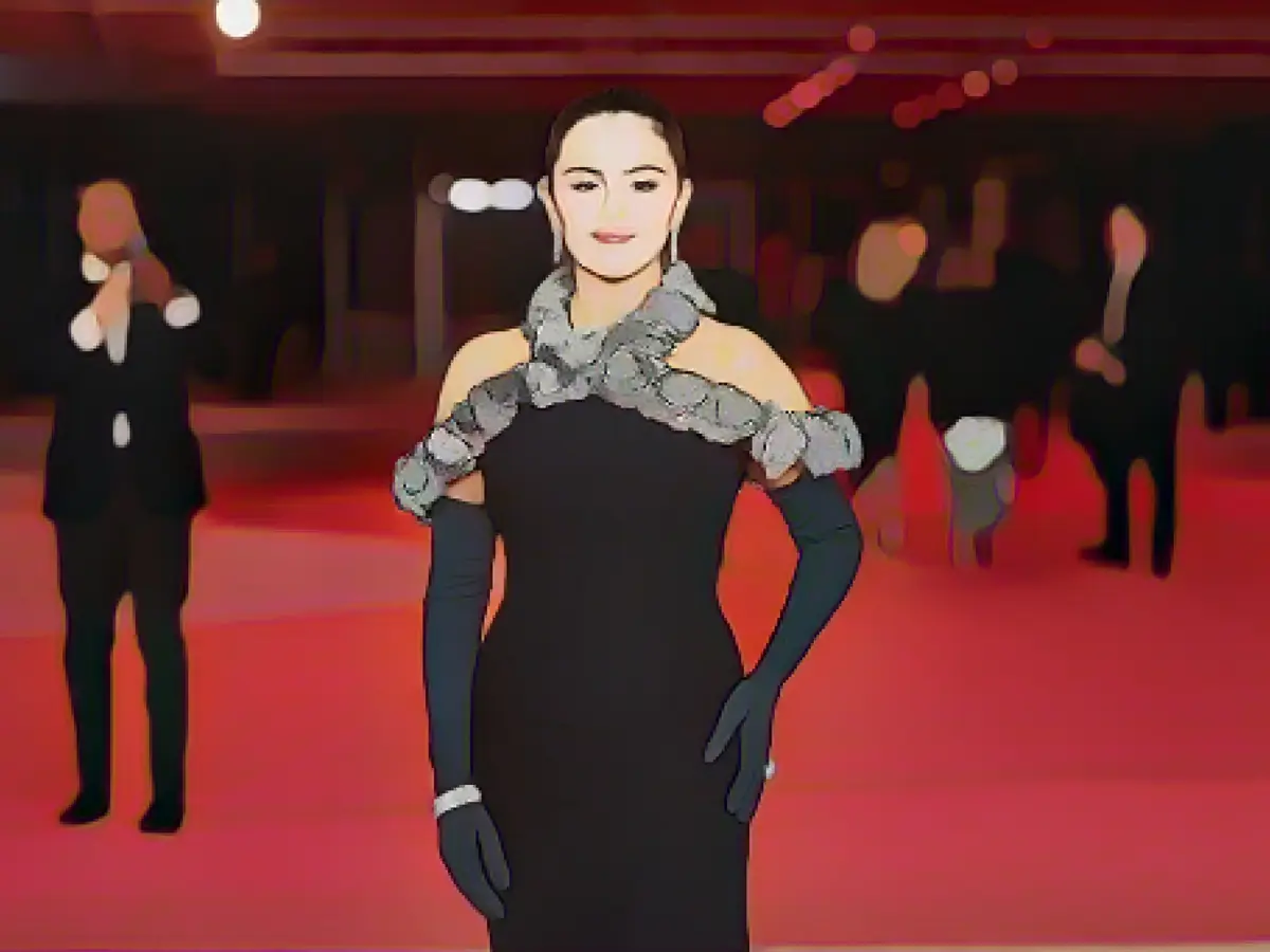 Look of the week: Selena Gomez recalls the elegance of elbow gloves