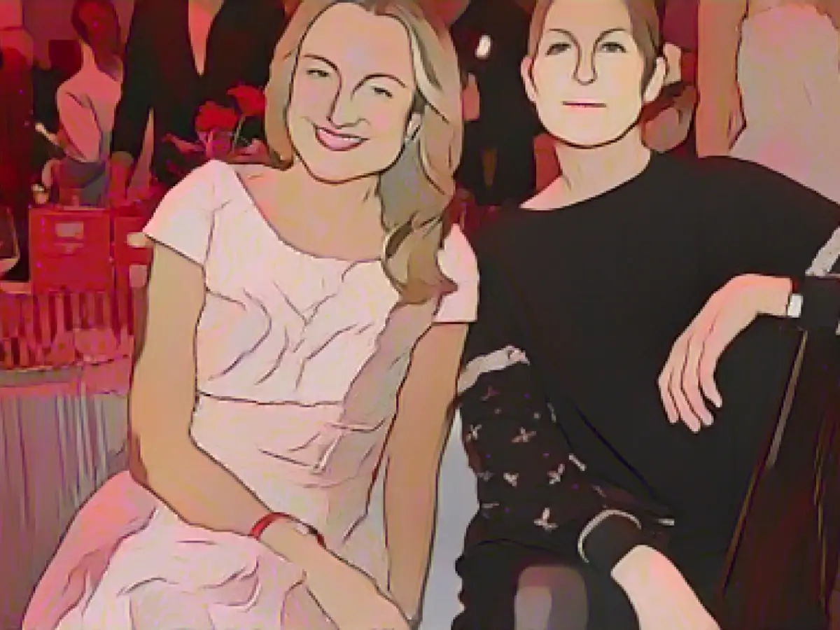 Actress Kelly Rutherford loves social media