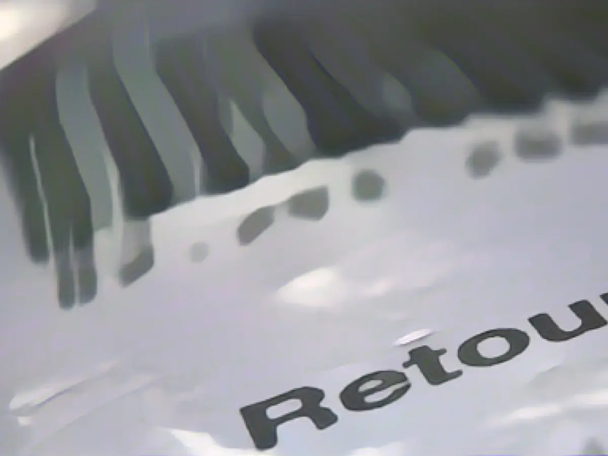 Returns cost online retailers an average of five to ten euros