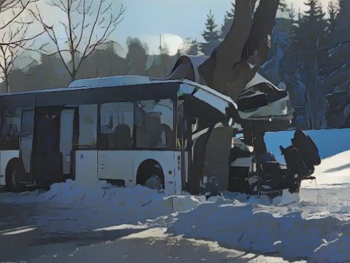 Child dies in school bus crash in Saxony