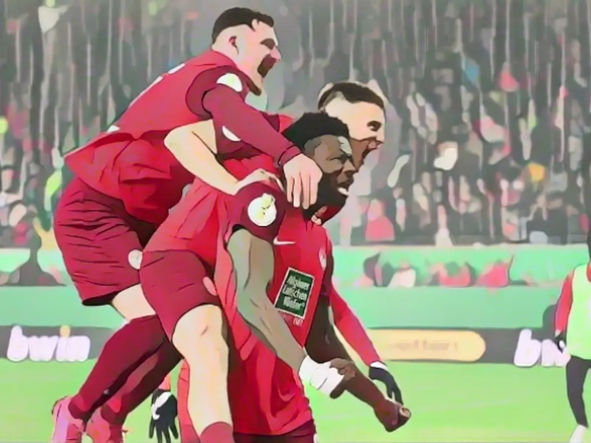 Knee goal kicks off Kaiserslautern's late cup party