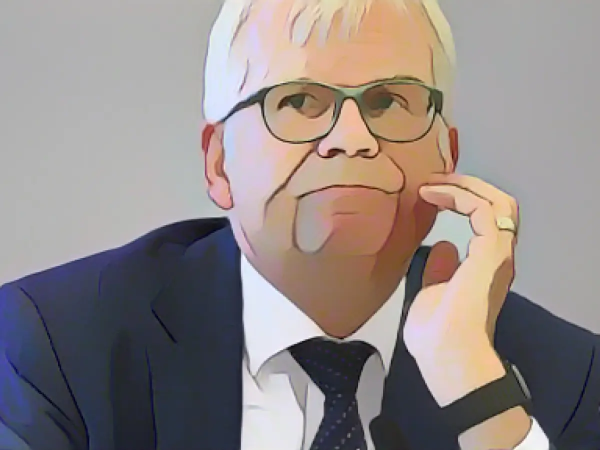 Finance Minister asks offices for Christmas peace