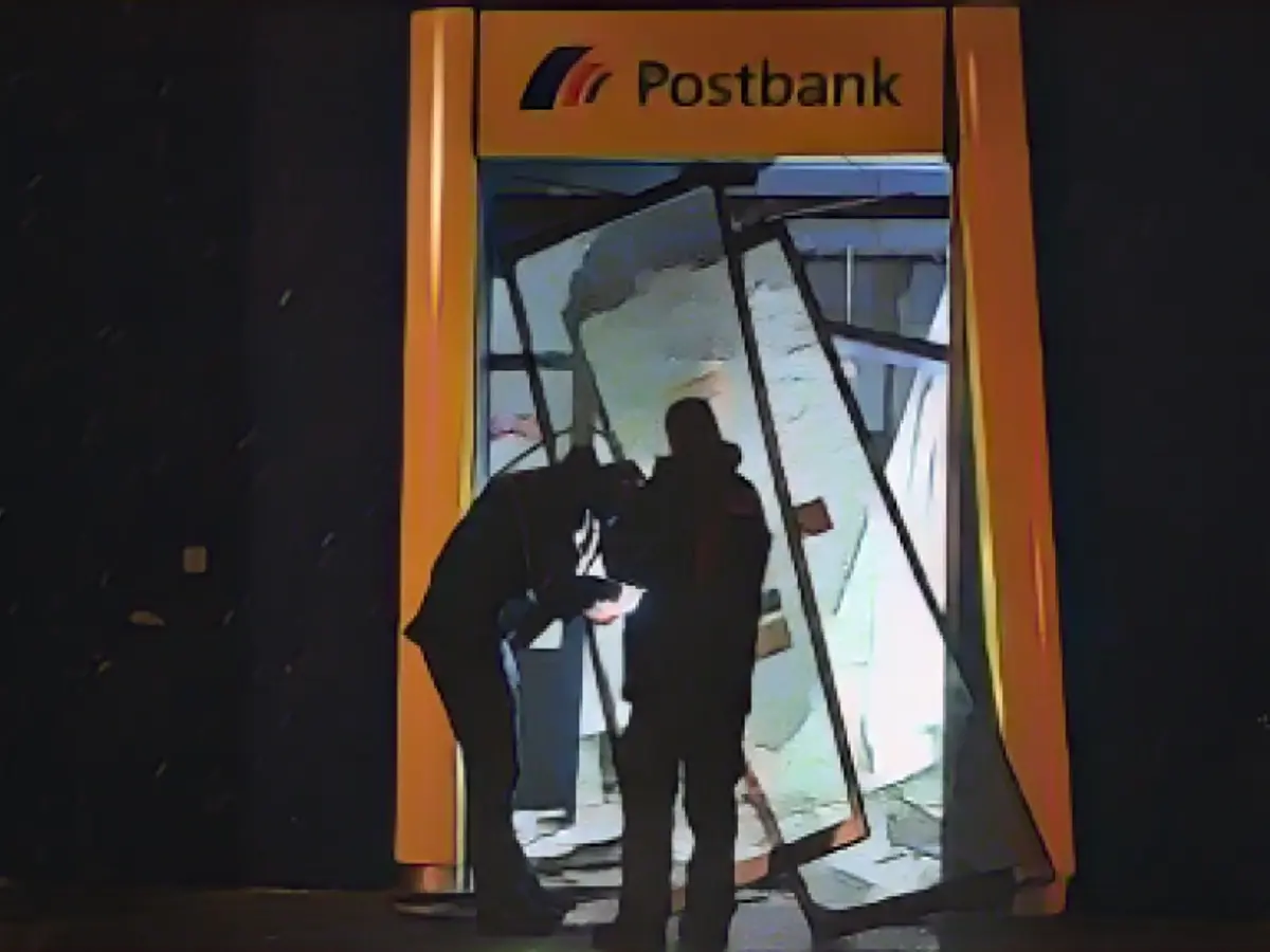 Vending machine burglars flee on e-scooters