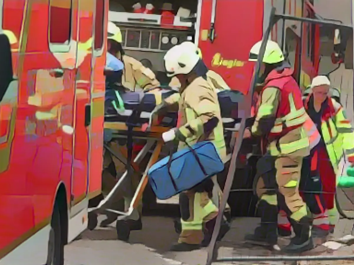 Worker trapped by 1000-kilo slab