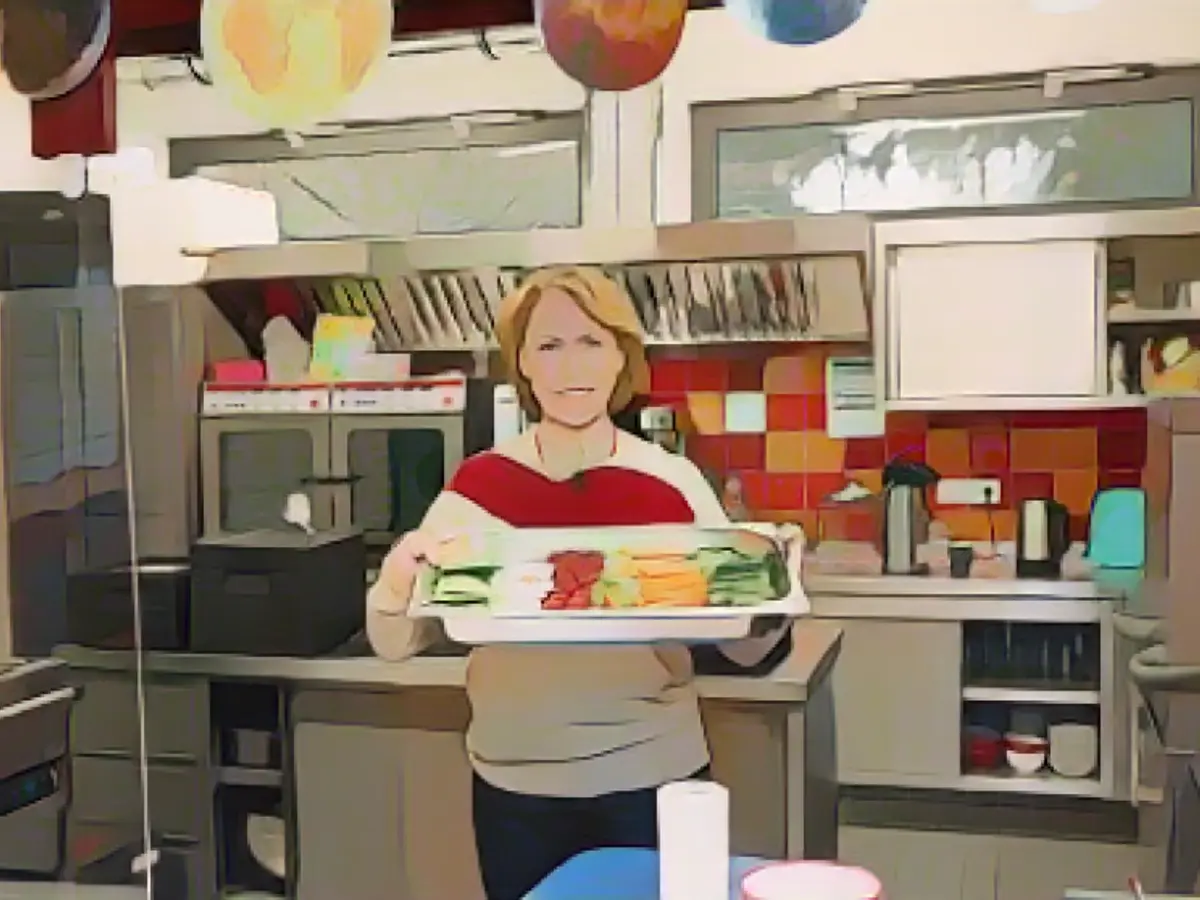 Gaby Dohm gives children warm food and a smile