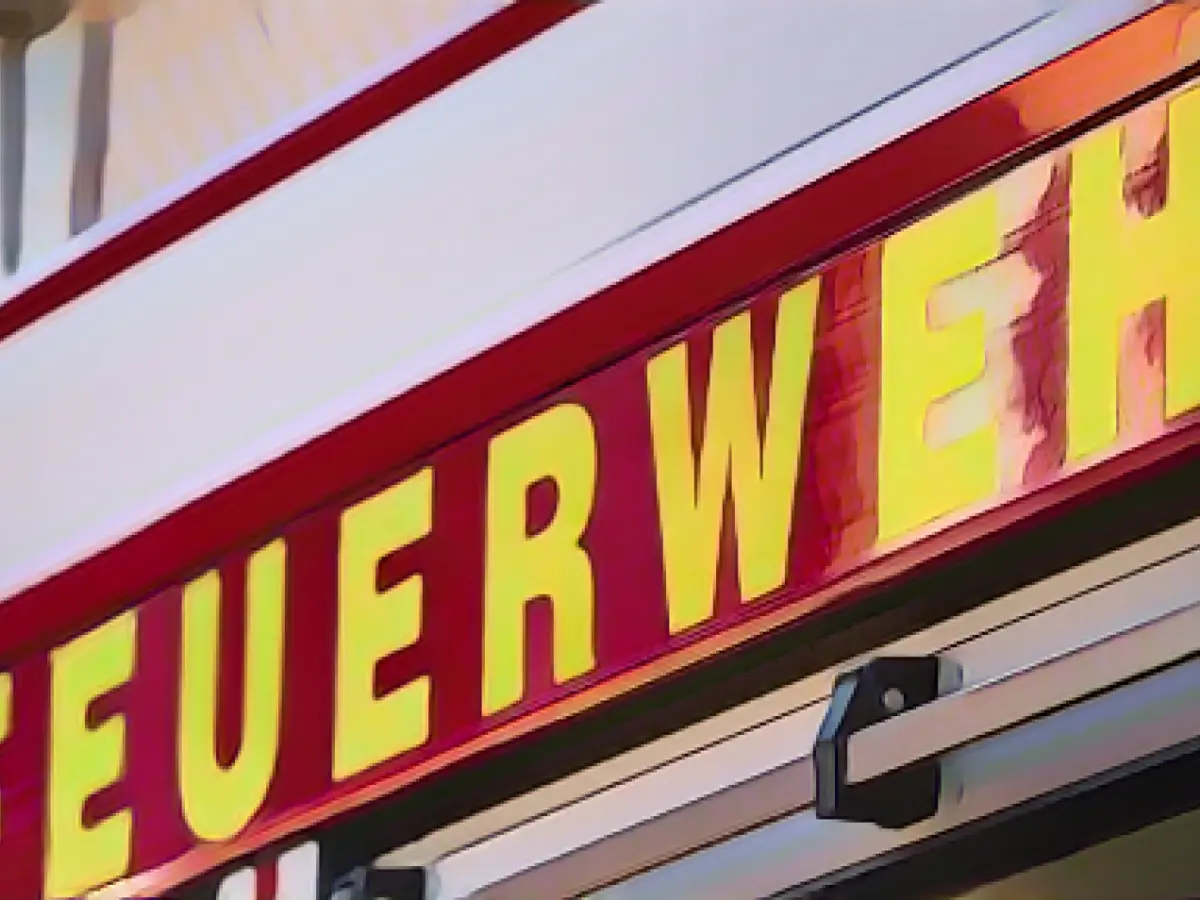 Fire destroys apartment building: Neighbors get residents out of building