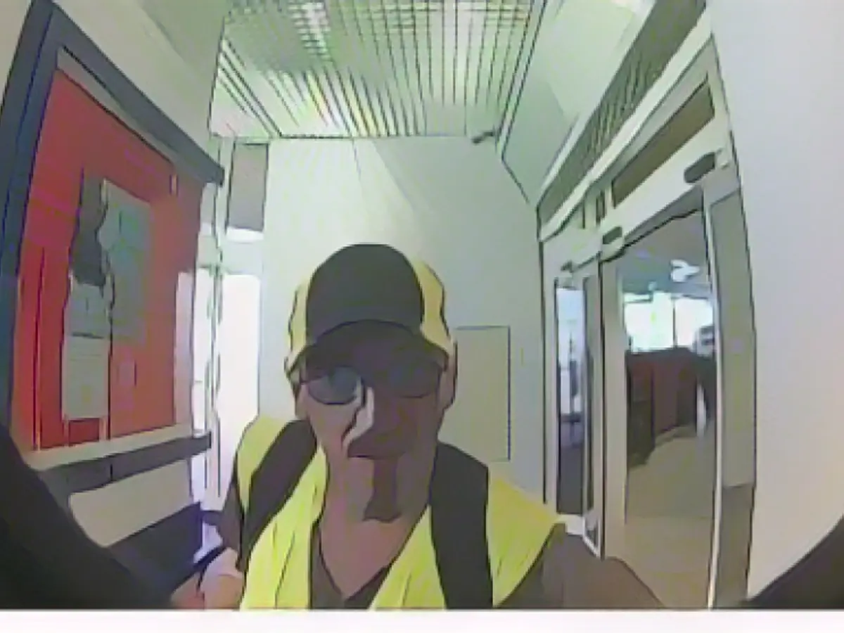 Police hunt down this stupid thief