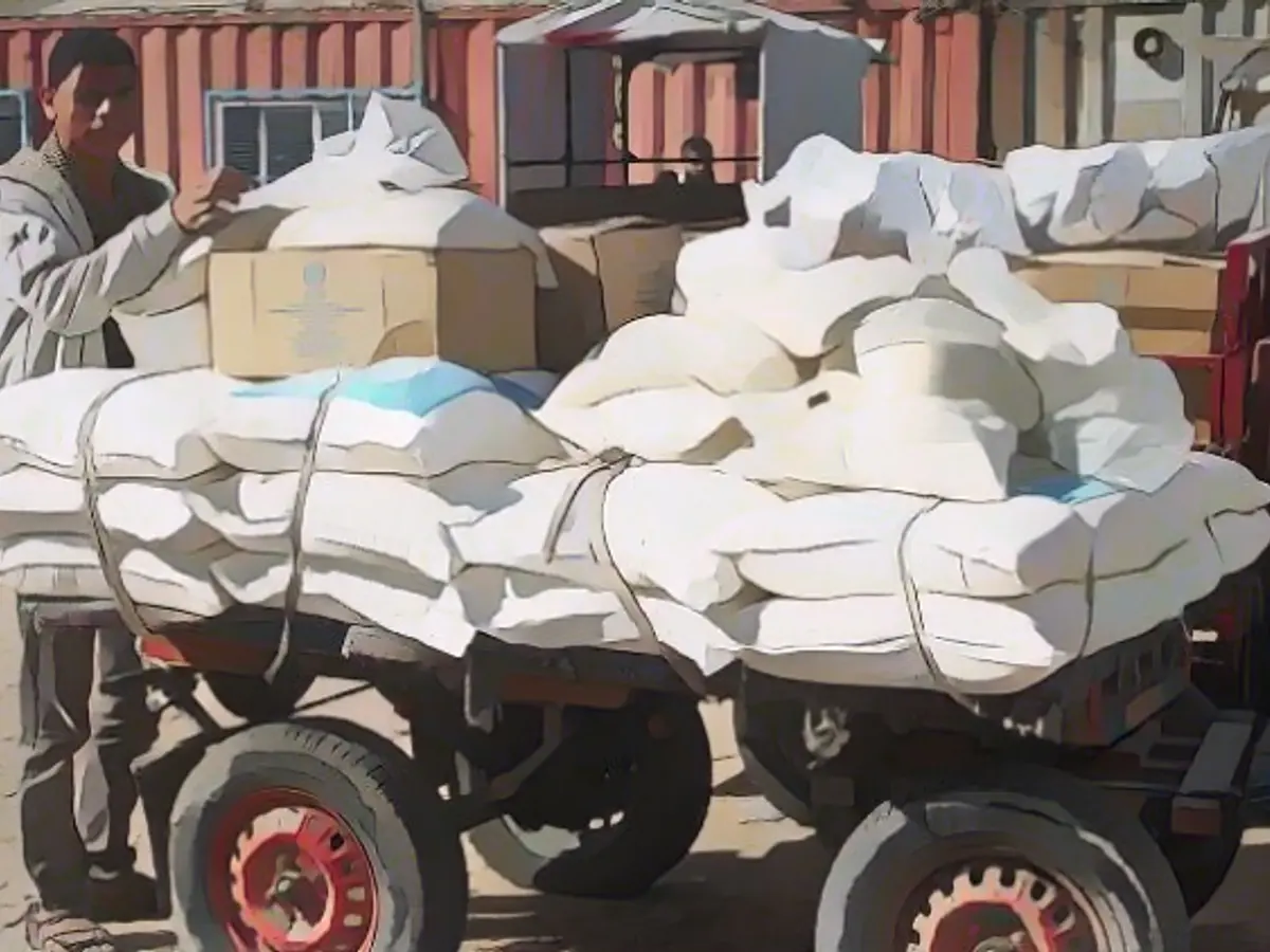 Looting of UN aid supplies in the Gaza Strip