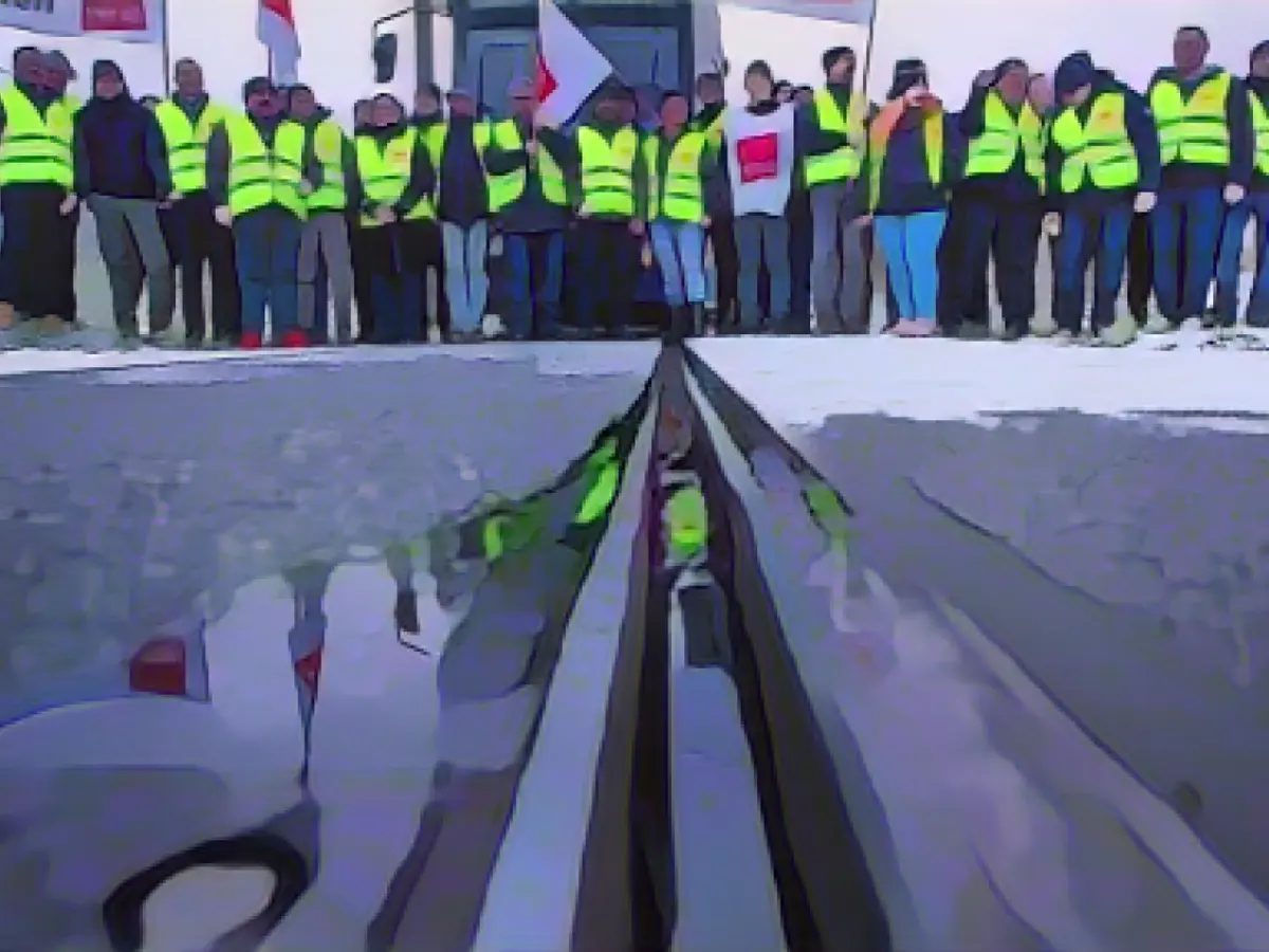 Train drivers' union calls another warning strike