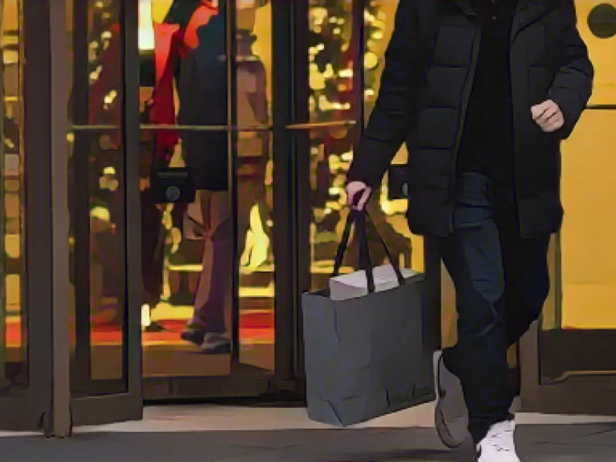 Even as Americans give the economy poor marks, they're ramping up holiday spending plans