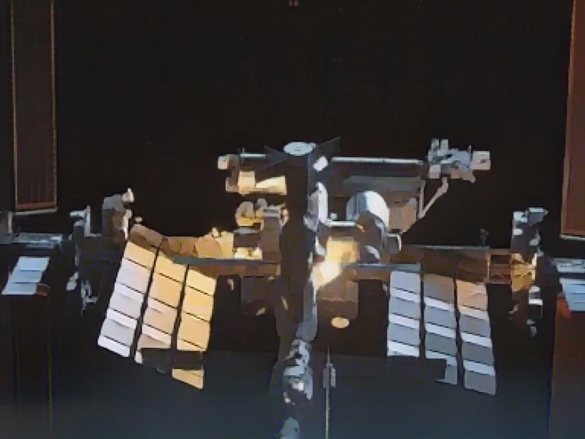 Nasa celebrates 25 years of ISS operation with a telephone ceremony