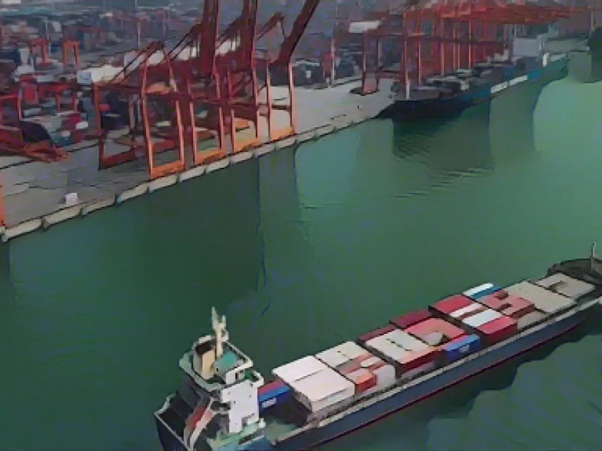 Chinese exports up again - imports down