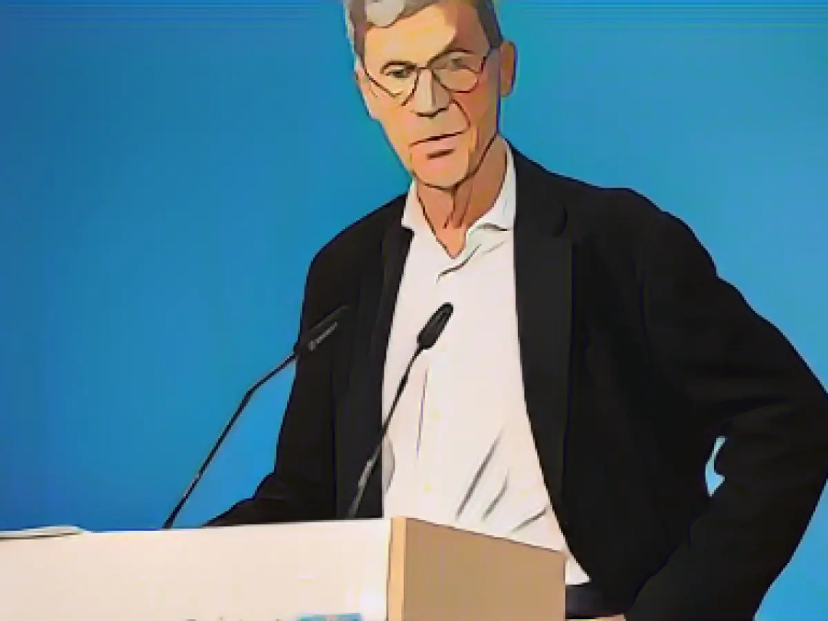 Holter calls for education to be included in the Basic Law