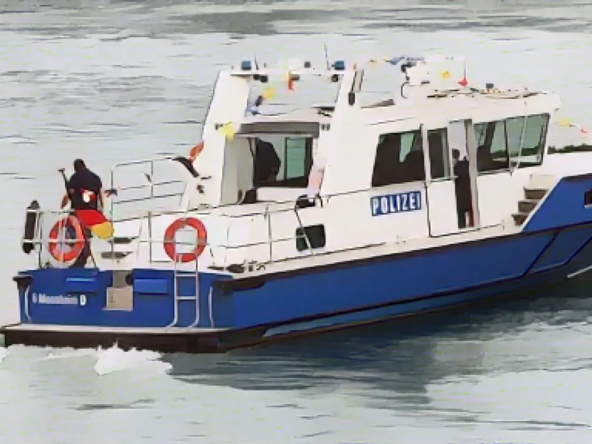 Rhine ship towed free near Bacharach