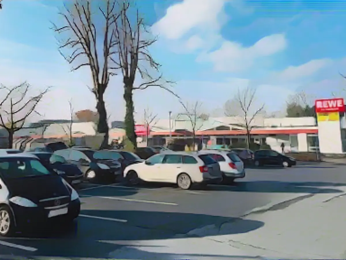 Police officers lured a drug dealer into a trap here