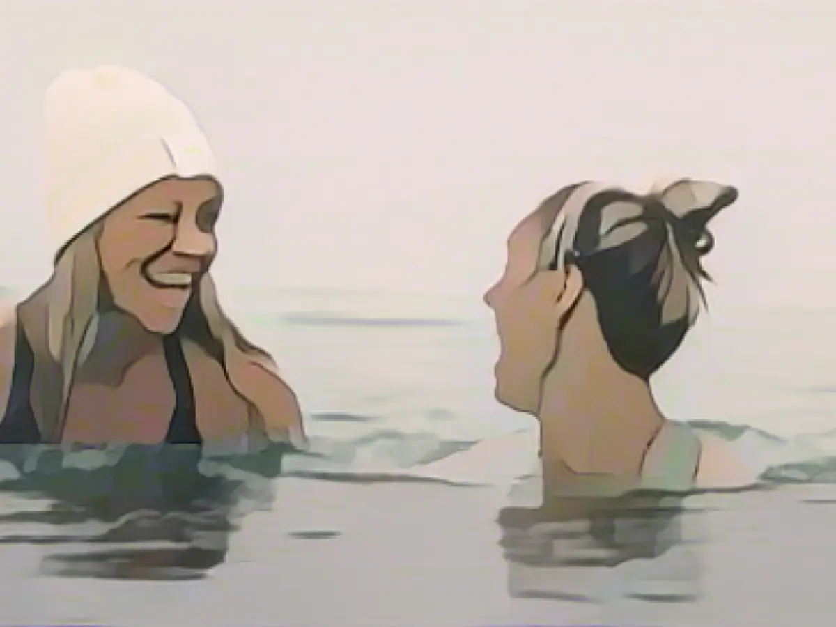 "Do that too" - DFB women try their hand at ice swimming