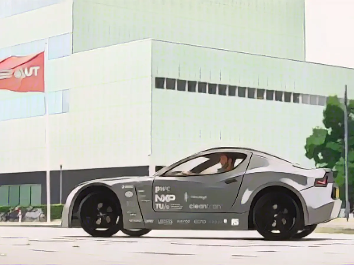 This solar-powered electric car removes carbon from the air while driving.