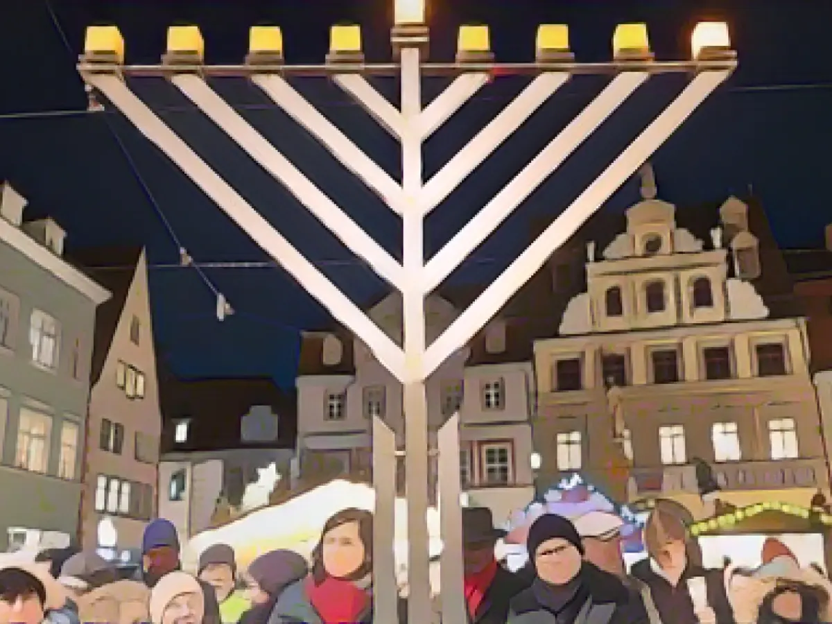First Hanukkah light: Ramelow condemns hatred against Jews