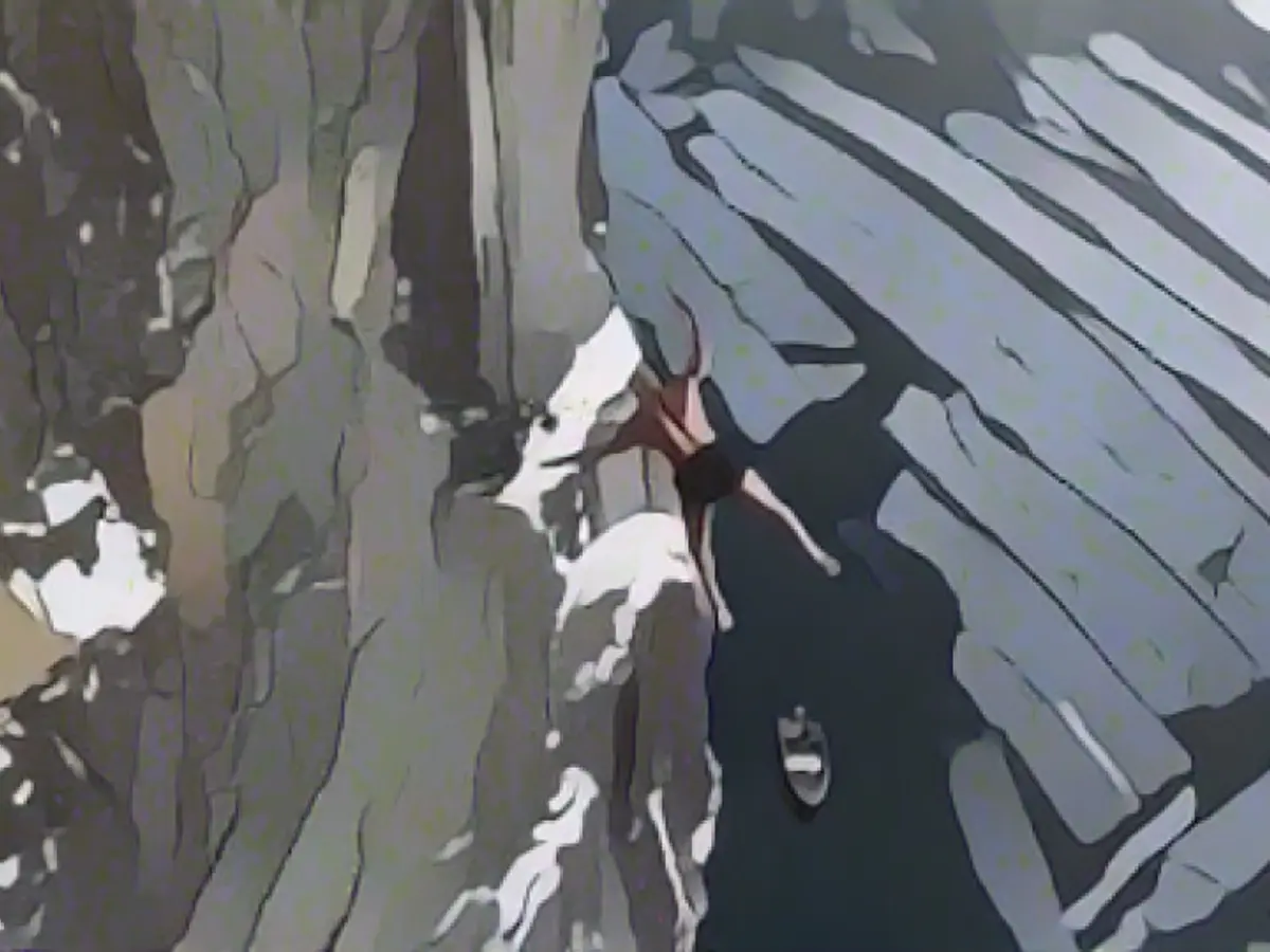 New world record in the "death jump": daring Norwegian plunges from 40.5 meters into the depths of the icy North Fjord