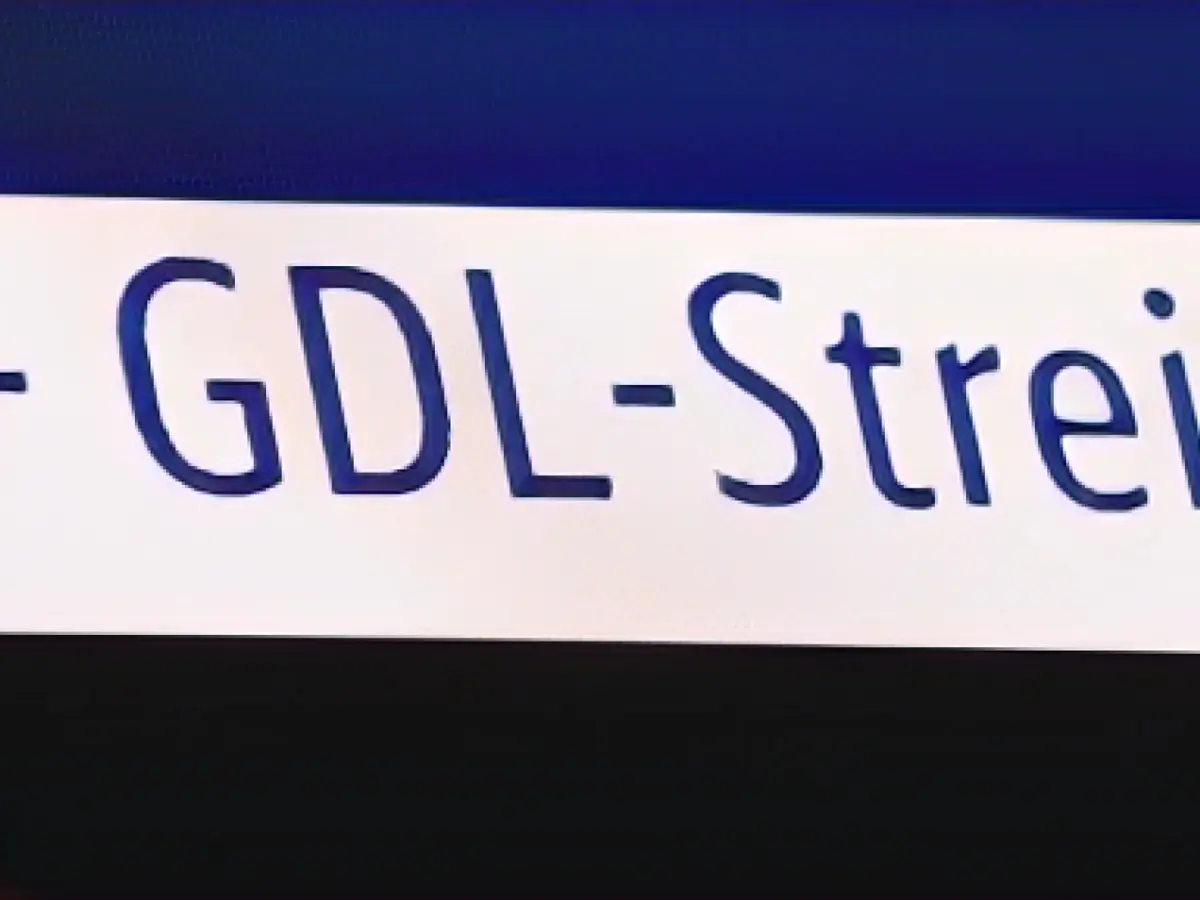 Many train cancellations due to warning strike by train drivers' union