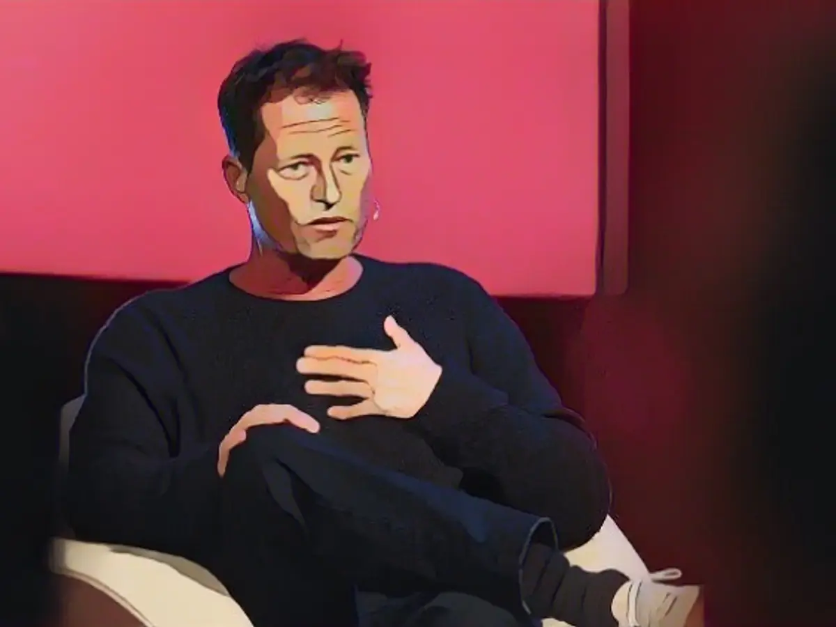 Til Schweiger talks straight with Hallaschka