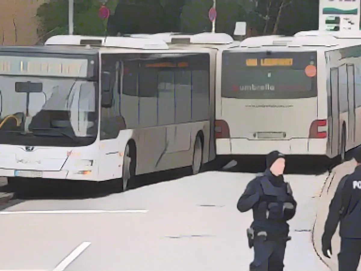 Bus driver idiot paralyzes traffic