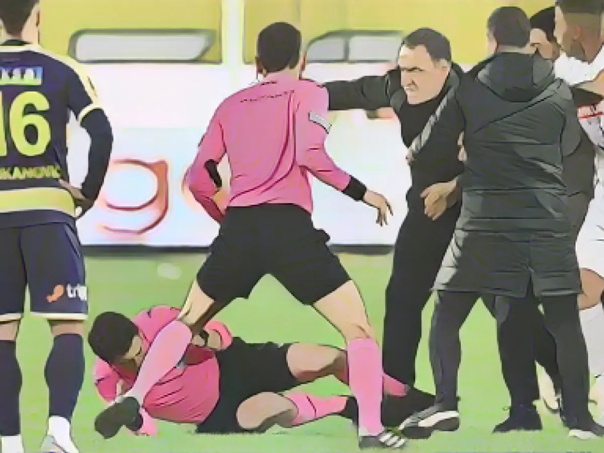 Referee violently attacked, Turkish Football Federation suspends all leagues indefinitely